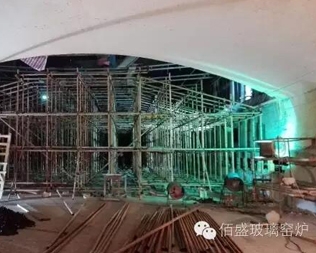 中玻蓝星650t/d浮法窑炉冷修采用碹模支撑新工艺，完成了熔化部大碹施工