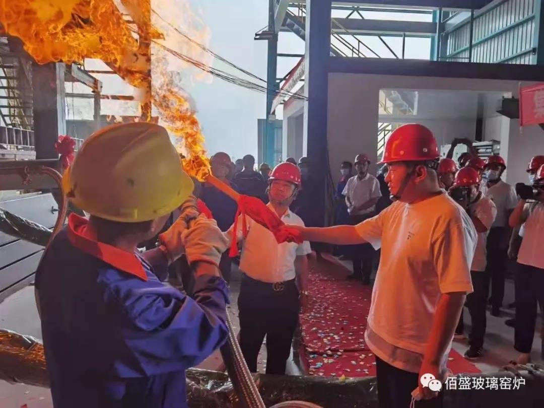 草莓视频APP黄色网站玻璃